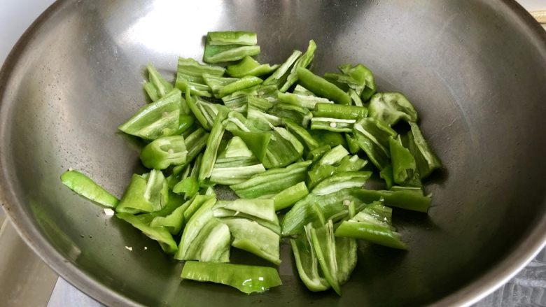 十分钟快手小菜➕蒜蓉虎皮尖椒块块,转小火,放入适量食用油