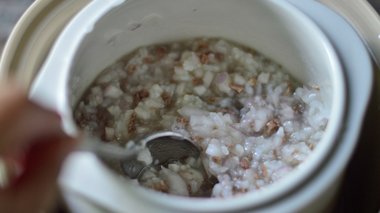 洋葱牛肉粥（辅食）,翻拌均匀，继续炖约10分钟