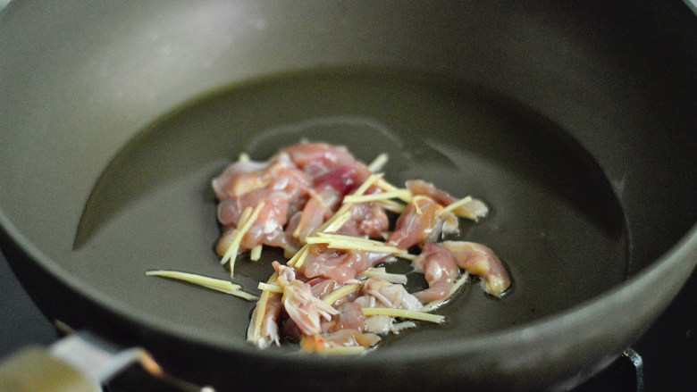 彩椒炒鸡腿肉,锅里倒入少许油,放入鸡腿肉