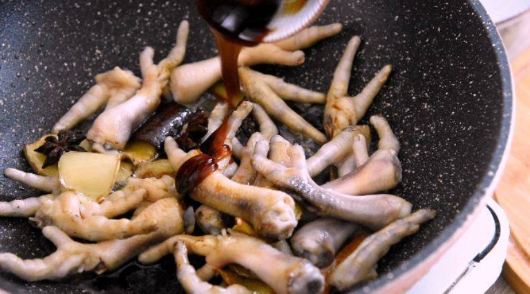 姜辣凤爪----湖南特色菜,加入白酒、生抽、蚝油、糖,翻炒