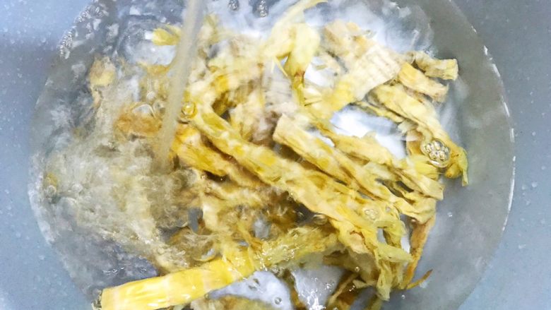 红油竹笋,竹笋清水泡发2个小时,中间换一下水(我用的这种竹笋泡发几个小时就可以)