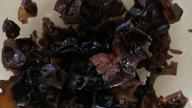 快手便当，胡萝卜木耳炒牛肉,切丝