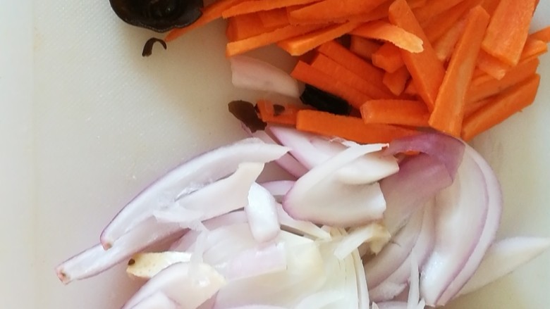 快手便当，胡萝卜木耳炒牛肉,<a style='color:red;display:inline-block;' href='/shicai/ 29'>洋葱</a><a style='color:red;display:inline-block;' href='/shicai/ 25'>胡萝卜</a>切丝