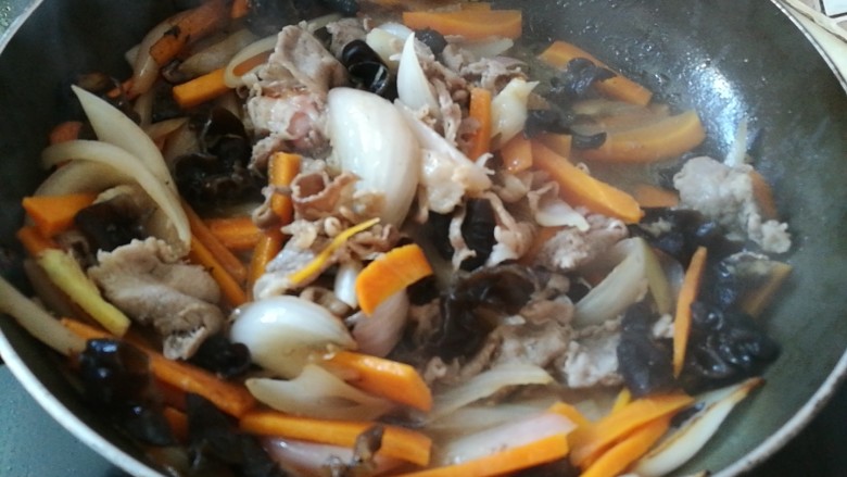 快手便当，胡萝卜木耳炒牛肉,加入料酒、少许水翻炒