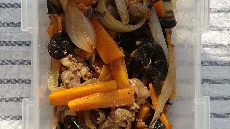 快手便当，胡萝卜木耳炒牛肉,加入胡椒、大蒜粉、盐、酱油，起锅