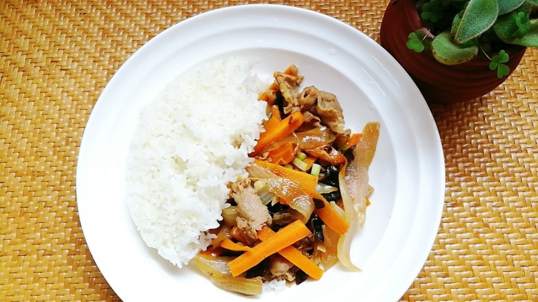 快手便当，胡萝卜木耳炒牛肉,中午，微波一分半钟，美味又营养的午餐便当就好啦