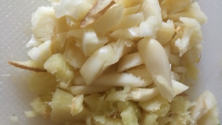 快手便当，胡萝卜木耳炒牛肉,姜蒜切丁