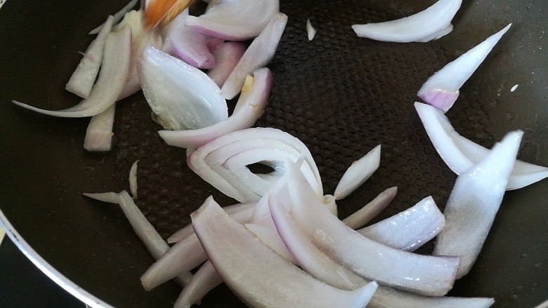 快手便当，胡萝卜木耳炒牛肉,锅中热油至七成，加入洋葱，改小火煸香