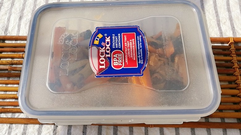 快手便当，胡萝卜木耳炒牛肉,装入乐扣盒，打包