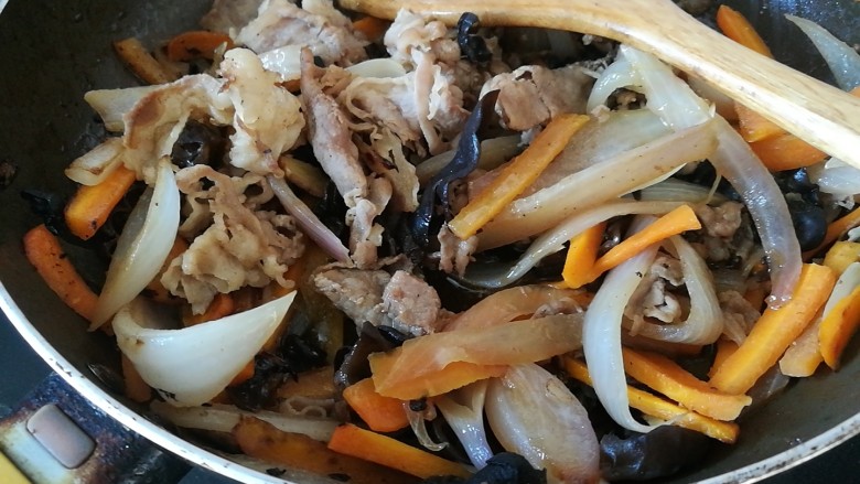 快手便当，胡萝卜木耳炒牛肉,加入牛肉片翻炒