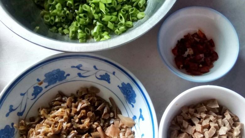 肉沫炒空心菜姜豆碎,肉丸切碎,空心菜梗切粒,姜豆切粒,干海椒切粒。