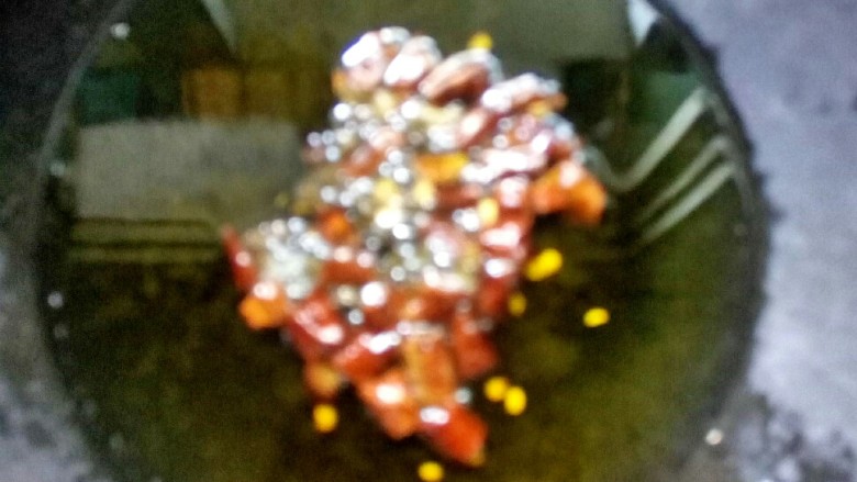 肉沫炒空心菜姜豆碎,热锅倒油,小火炒香海椒粒和<a style='color:red;display:inline-block;' href='/shicai/ 138096'>青花椒</a>。
