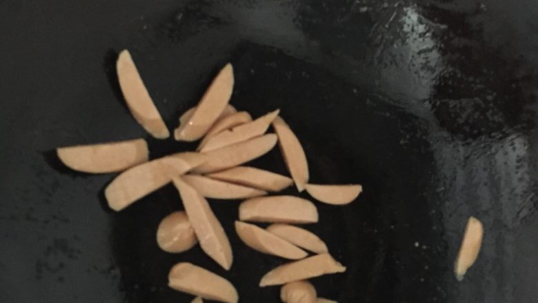煎蛋火腿鱼罐头三明治,拿出微波炉的火腿,炒炒
