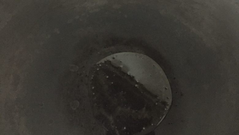 煎蛋火腿鱼罐头三明治,锅烧干,加油,油热后,大火煎蛋!几秒后开小火,反一面再煎。煎到你觉得合适为止(因为火腿,罐头都有咸味,煎蛋可以不用放盐)