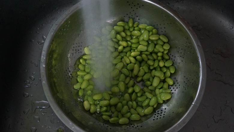 葱油毛豆芋艿,煮好的毛豆凉水冲洗干净