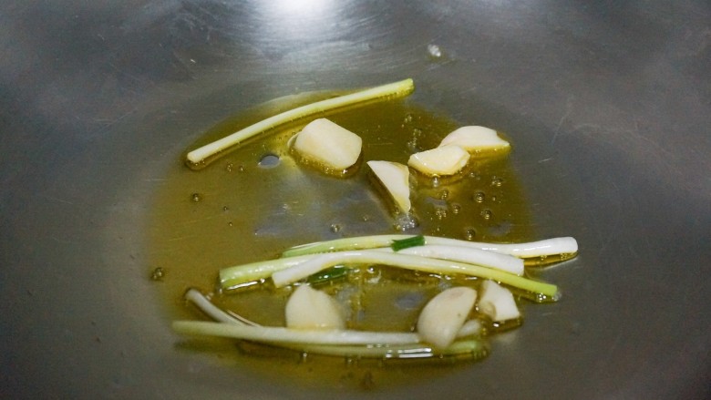 葱油毛豆芋艿,锅倒入油,放入葱白和蒜片爆香
