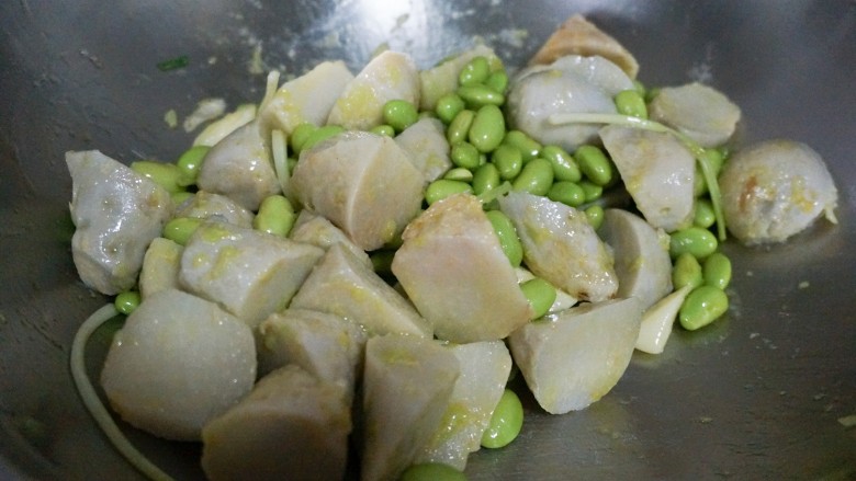 葱油毛豆芋艿,炒匀