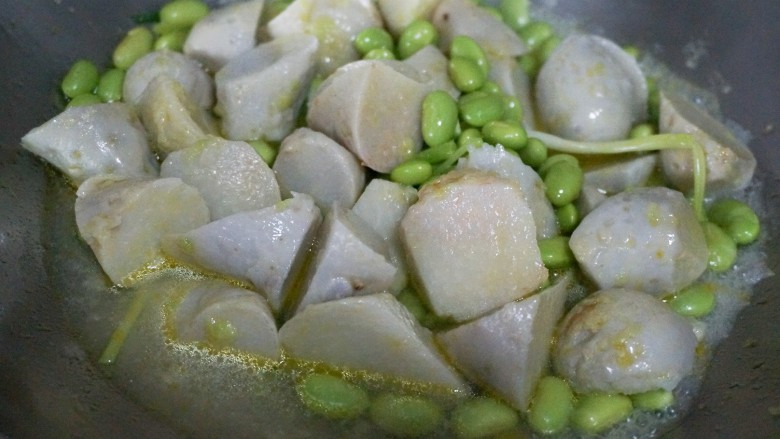 葱油毛豆芋艿,加入没过芋艿的水