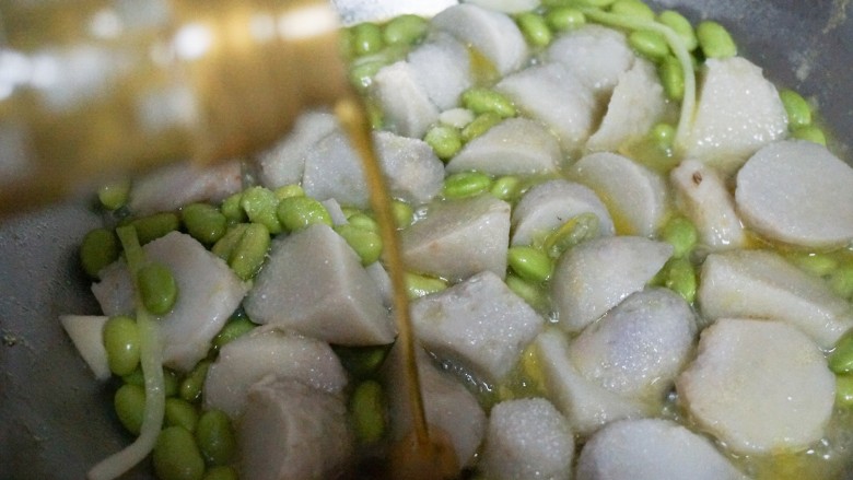 葱油毛豆芋艿,加入盐调味,再加入香油提香