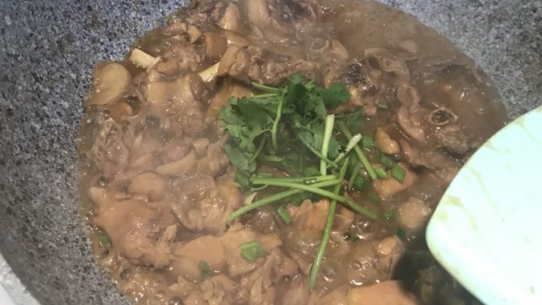 麻油沙姜鸡,快出锅时候加入香菜和葱花,翻炒一下就可以出锅