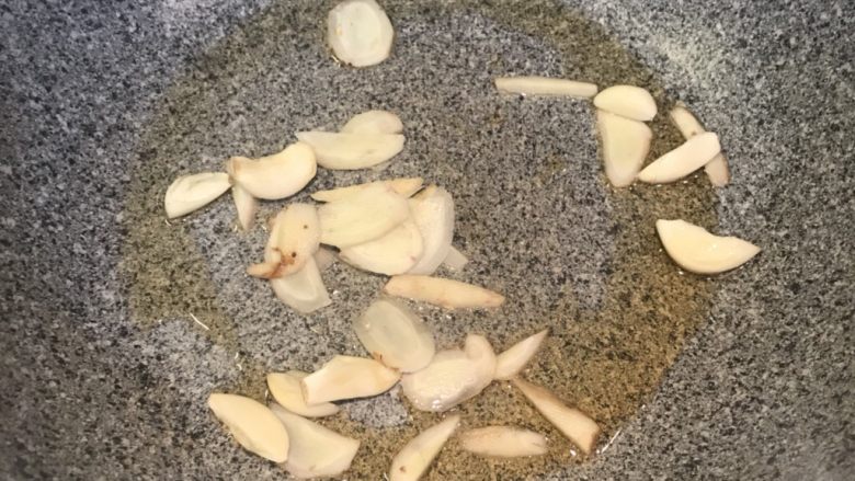 麻油沙姜鸡,锅里倒入麻油,稍微热一下后,加入沙姜,蒜片炒香
