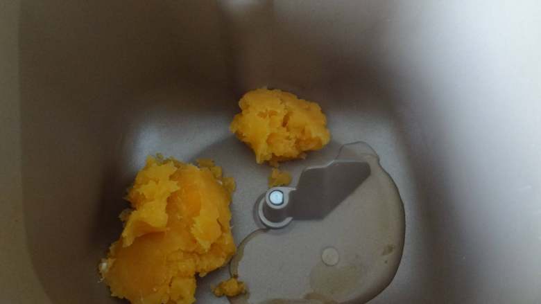 红薯全麦爱心包(波兰种),红薯切块蒸熟趁热压成泥取95克放入面包机桶,加入<a style='color:red;display:inline-block;' href='/shicai/ 865'>蜂蜜</a>