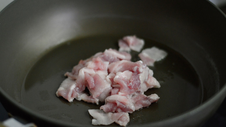 豆角土豆焖面,锅里放少许油,烧热后下五花肉