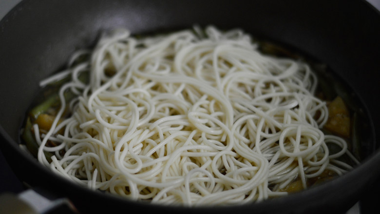 豆角土豆焖面,接着将<a style='color:red;display:inline-block;' href='/shicai/ 526'>面条</a>铺在表面,继续焖煮一阵