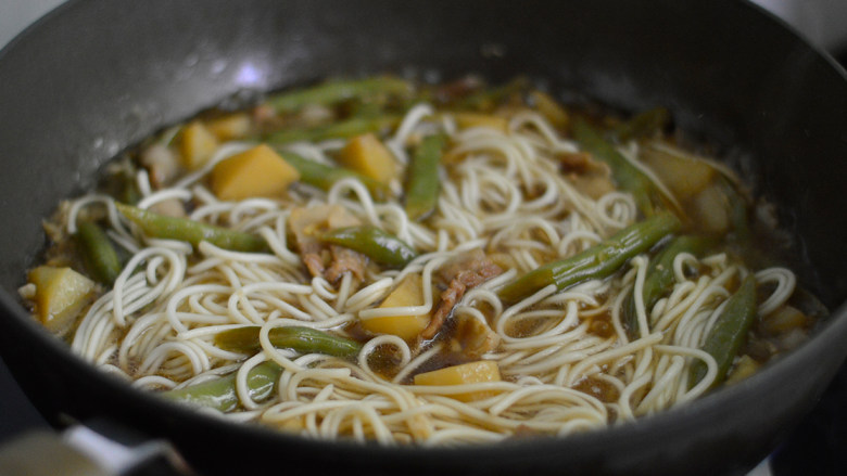 豆角土豆焖面,用筷子翻拌一下,继续焖煮