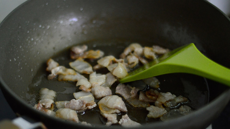 豆角土豆焖面,煸炒出五花肉的油份