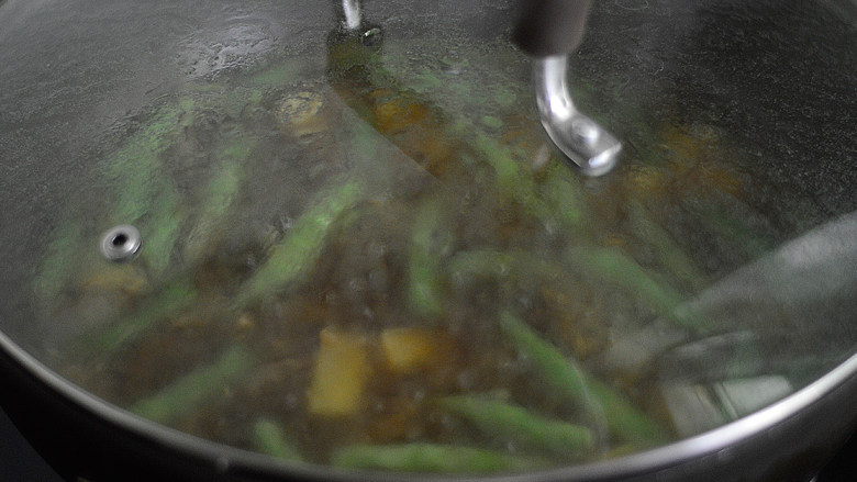 豆角土豆焖面,盖上盖子,小火焖煮约20分钟
