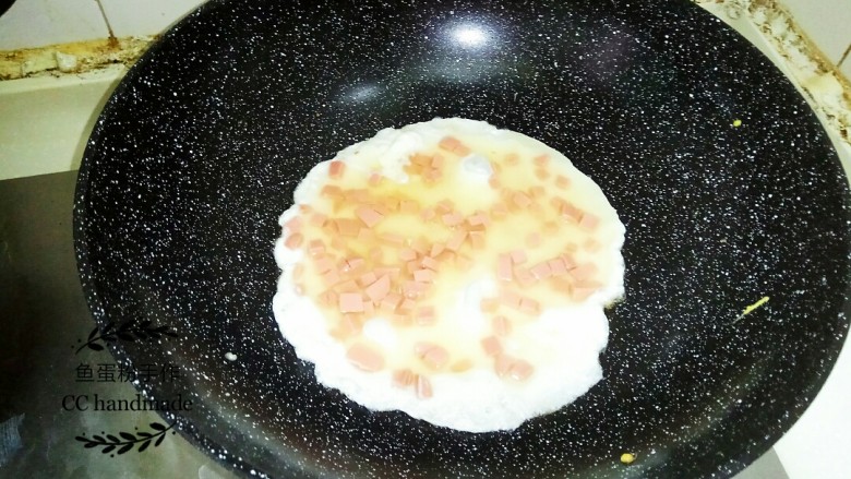 双色蛋卷,锅里下油,加热一下后如上述方法,导入蛋清液,把他小火煎成蛋清饼。