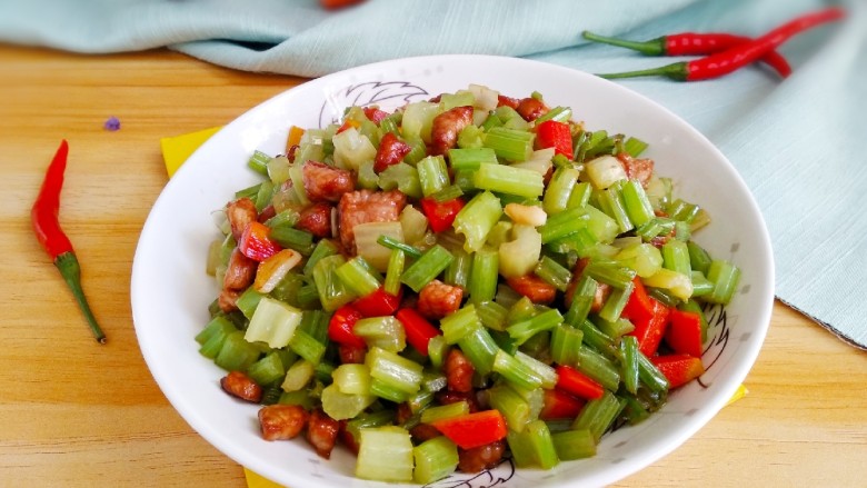 芹菜胡萝卜炒肉丁