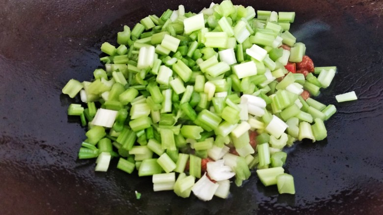 芹菜胡萝卜炒肉丁,放入芹菜丁翻炒一分钟