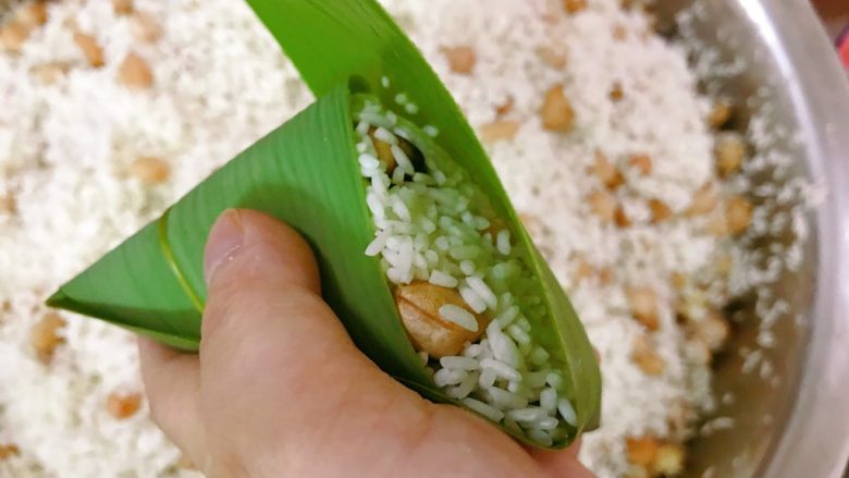 粽子,再合折上粽叶。