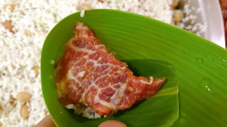 粽子,放入干贝、虾米、猪肉。
