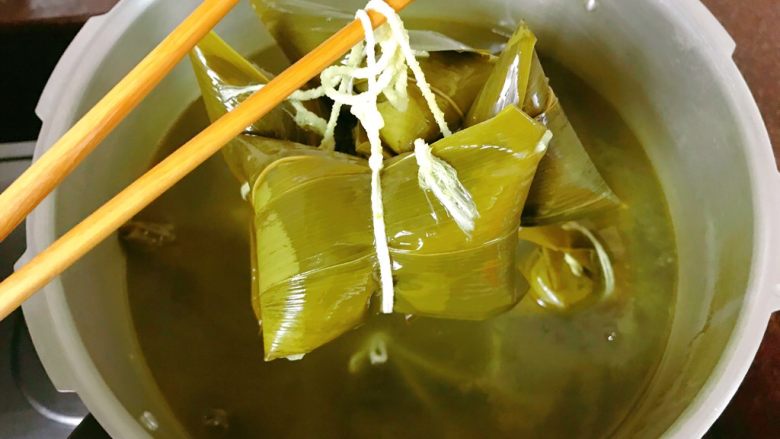 粽子,等气走完开锅,捞出沥干水分。