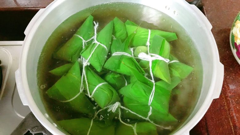 粽子,高压锅煮开水,煮水时不要盖盖子,煮开后放入绑好的粽子。盖上锅盖,起气时算起40分钟。