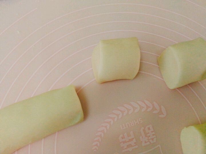 小猪🐷奶香馒头,搓长条切大小相同的小段,看切面,无孔说明揉的到位