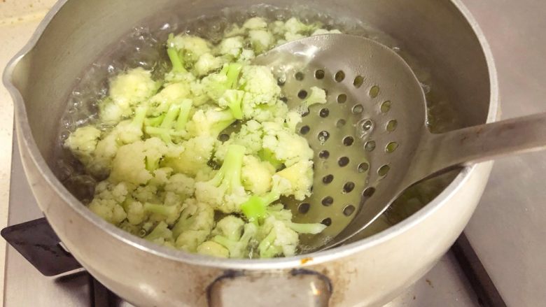 宝宝辅食11M➕:番茄花菜烧豆腐,再重新烧一锅开水放入撕碎的<a style='color:red;display:inline-block;' href='/shicai/ 2629'>花菜</a>,焯水半分钟后捞出