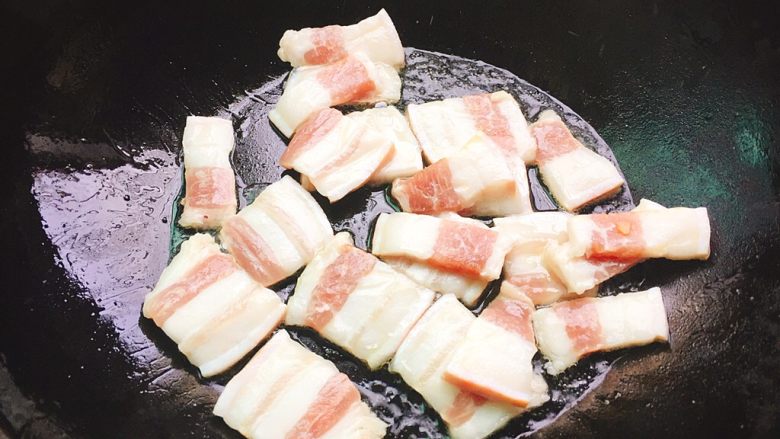 家常菜+五花肉炒豆角,起油锅,将五花肉小火煸出油
