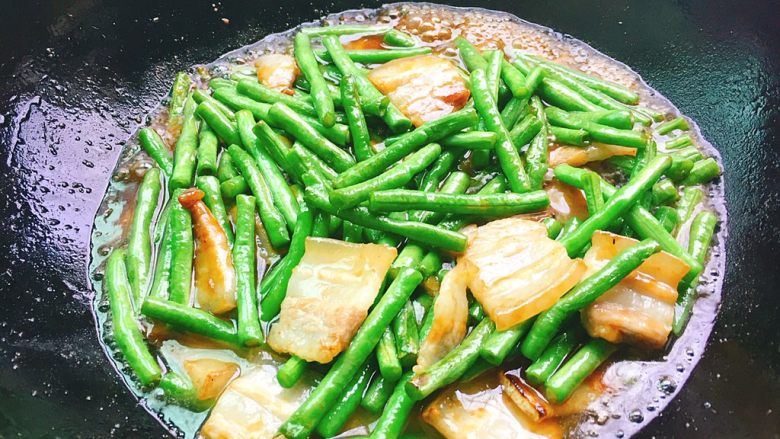 家常菜+五花肉炒豆角,盖子盖上保持大火煮十分钟,豆角一定要煮熟了才能吃不然会中毒
