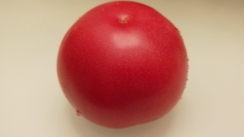 新文美食 番茄鸡蛋疙瘩汤,<a style='color:red;display:inline-block;' href='/shicai/ 59'>番茄</a>1个洗干净去皮。