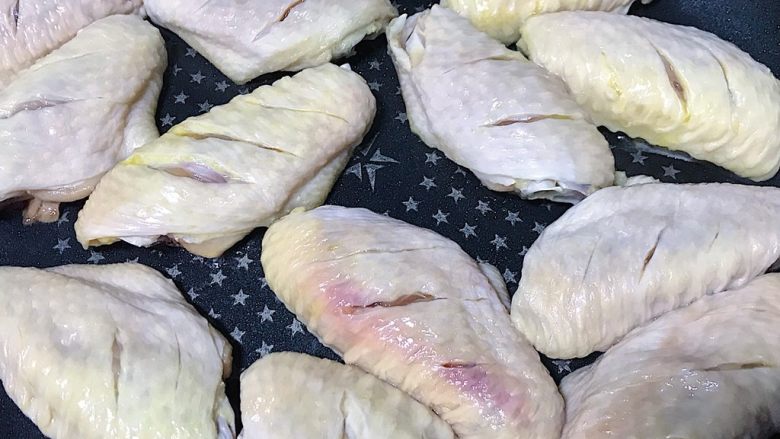 可乐蒜香鸡翅,
平底锅烧热(无需用油 鸡翅再煎的过程会煎出油脂)