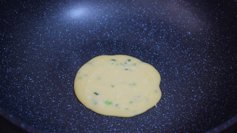 香葱鸡蛋饼,小火慢煎,煎至两面金黄色即可