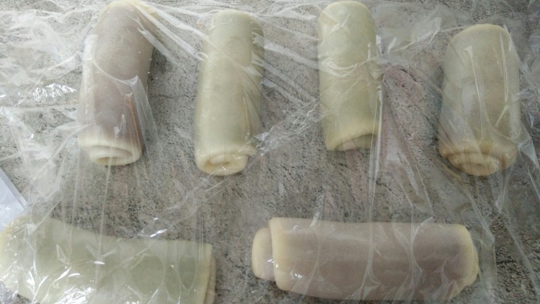 多口味麻薯蛋黄酥,每一个都这样擀好,卷好,好保鲜膜舒展一下