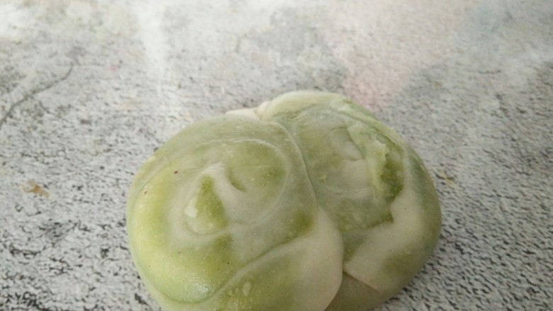 多口味麻薯蛋黄酥,两头捏过来,按扁