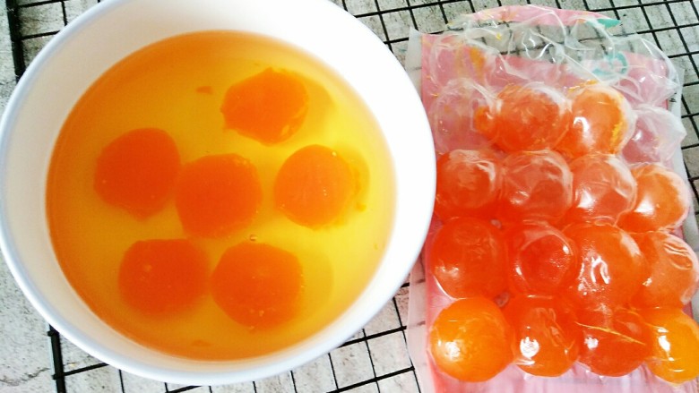 多口味麻薯蛋黄酥,<a style='color:red;display:inline-block;' href='/shicai/ 9596'>咸蛋黄</a>其实要提前泡,用几个泡几个好了,泡的是玉米油(提前一夜泡最好)