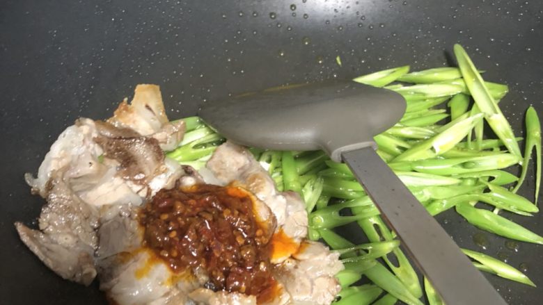 空心菜杆回锅肉炒饭,因为这次的五花肉的上部分,肥油少,所以加了油,再放入五花肉、加入<a style='color:red;display:inline-block;' href='/shicai/ 705'>豆瓣酱</a>,再加入扁过的菜杆