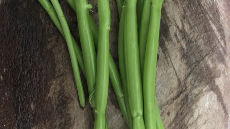 空心菜杆回锅肉炒饭,拔掉空心菜杆的老叶子,洗干净待用